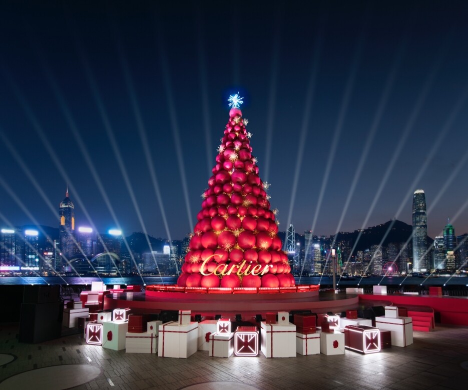 Cartier在 K11 MUSEA Promenade 建造的13 米高聖誕樹，以紅色和金色點綴，品牌的紅盒子佈