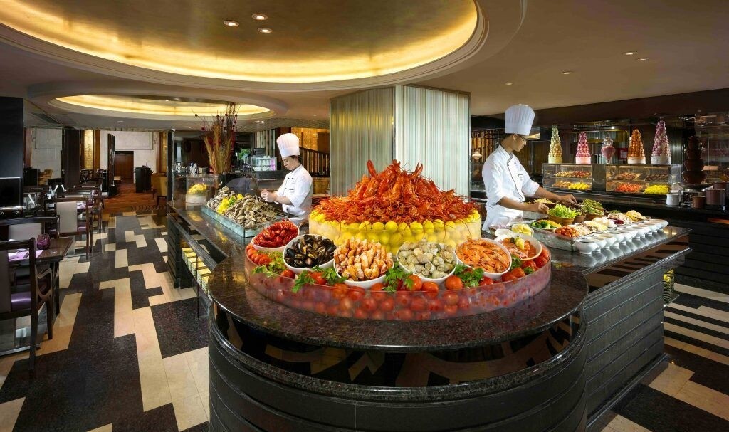 海景嘉福洲際酒店的自助餐不乏海鮮，包括即開生蠔、波士頓龍蝦、加拿大