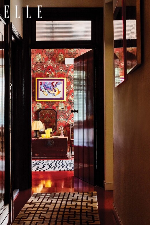 走廊盡頭是一間紅色客房，不少家具購自鄧永鏘爵士。而古舊的木櫃是主