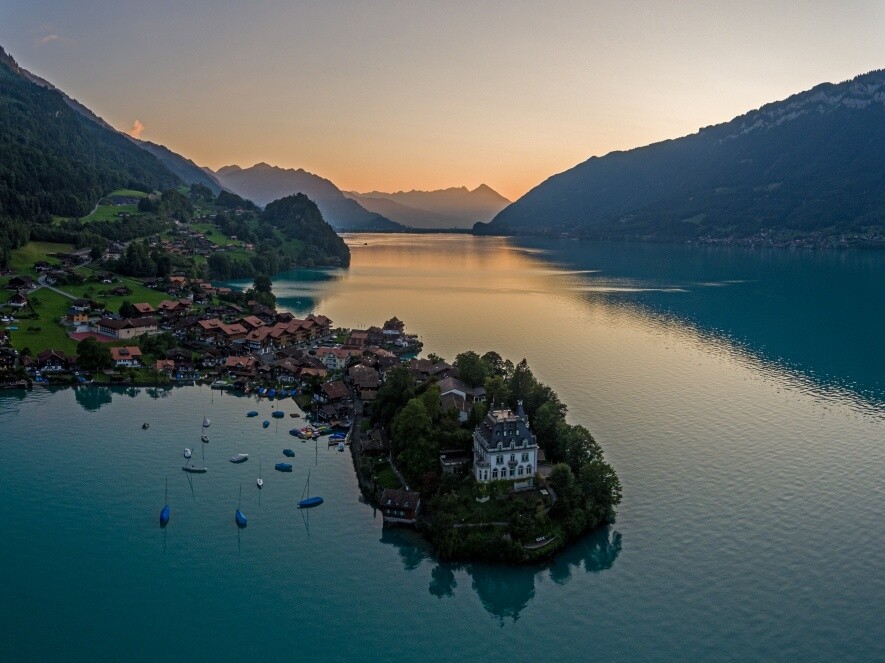 布里恩茲湖位於瑞士的湖畔小鎮布里恩茲（Brienz），由於湖水清澈，配上美麗的
