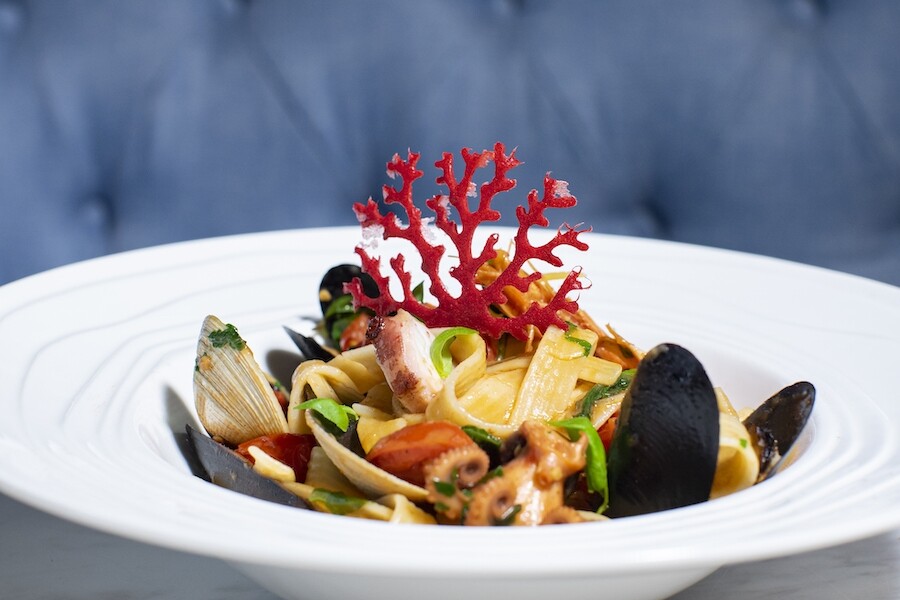 CRUST Italian還在其名為Sala Capri的餐室提供昇華了的拿坡里美饌，該餐廳以距離拿