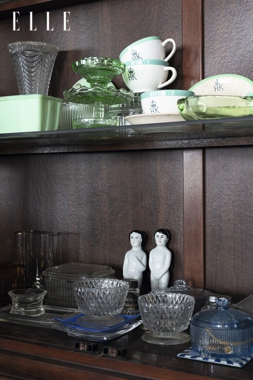 這些玻璃及陶瓷餐具設計極為細緻，甚至有罕見的 Fire-King 翠綠餐具。