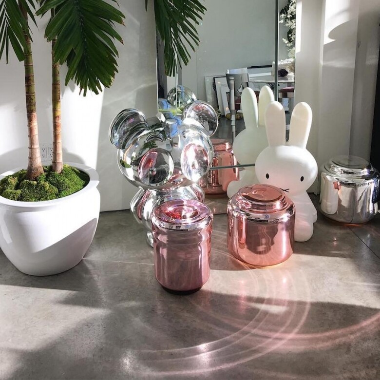 客廳的粉紅色矮凳在陽光反射下形成漂亮的光圈，而玩具擺設使Nicola Formichetti的