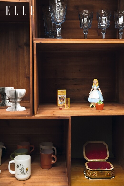 這個木櫃分開很多格，每格陳列了不同的趣味玩具小物及家品。
