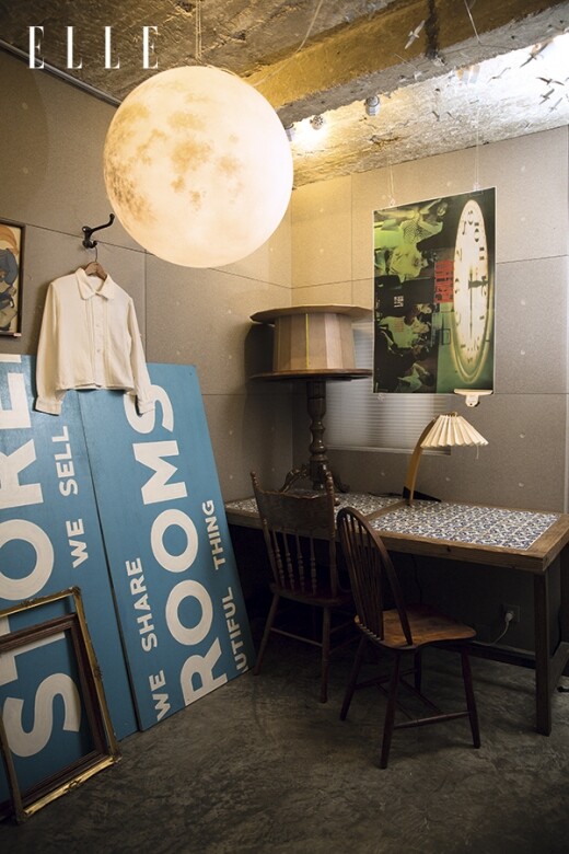 月球燈、舊式桌椅、再加上王家衞的電影海報， 讓店內瀰漫一種獨特的韻味。