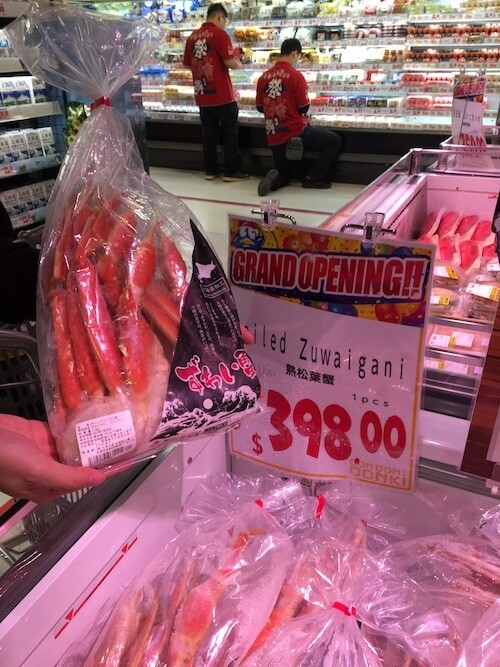 每包熟松葉蟹腳每包只需398，份量足，蟹肉豐厚！