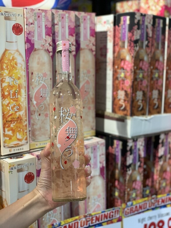 少女心爆發的櫻花梅酒，輕輕搖晃就可以見到花瓣在瓶中飛舞，售價是$198。