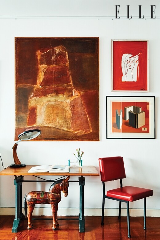 屬於古董的紅色皮椅，配合同樣帶有歷史痕迹的小書桌及木馬，讓人恍如走入一家古董店。