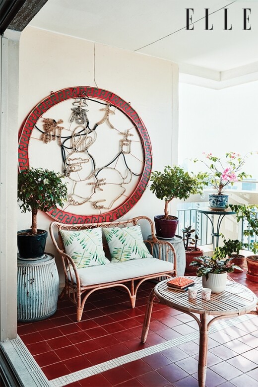在這裡，儘管你看不到特別昂貴的家具，但是每件小物背後都有一個真實的故事，並有獨特的回憶，包括牆上的每個藝術作品。Daphné的祖母於1957年由幾何平面（拼布）製作的第一幅掛毯，現時在Daphné家中展示着。在Daphné眼中，家是家庭生活 的一部分，當中的獨特個性就是用以區別這就是家，而非五星級酒店。