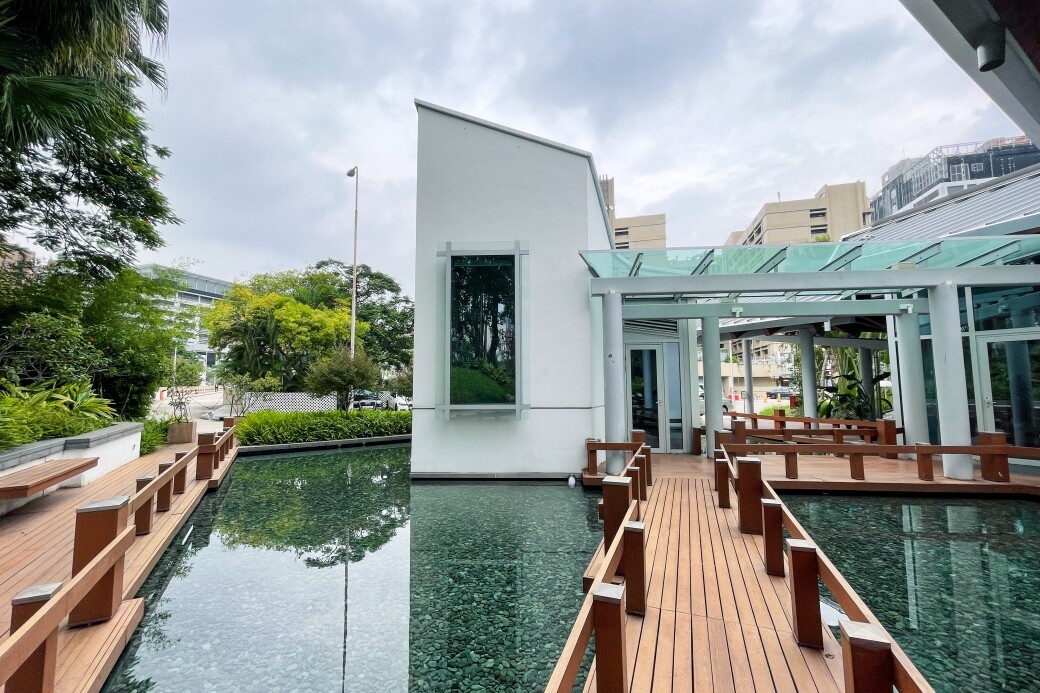 除了Opus Hong Kong，很多人也許並不知道Frank Gehry在香港也有其他的設計， 大隱隱於市，建築位於屯門醫院中，並不起眼，但有機會看到鳥瞰圖，就會知道是 Frank Gehry的設計。這個銘琪癌症關顧中心Maggie’s Cancer Caring Centre，身處屯 門醫院卻獨立在內，為癌症患者與他們的家屬、朋友和照顧者等，提供全方位的免費支援。這幢小平房採用了中式亭台樓閣及庭園的設計，由流水小橋包圍，希望中心使用者能在這個空間享有一刻的平靜。