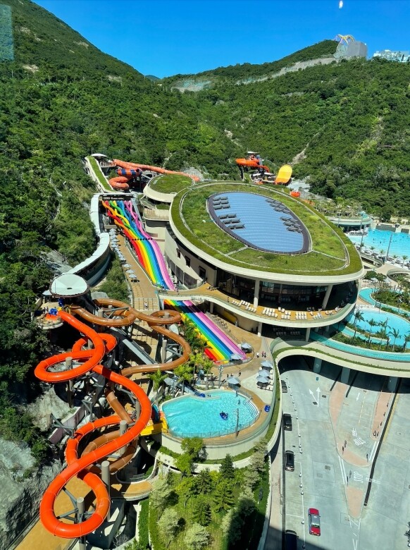 毗鄰香港富麗敦海洋公園酒店的海洋公園水上樂園，為亞洲首個全年、全