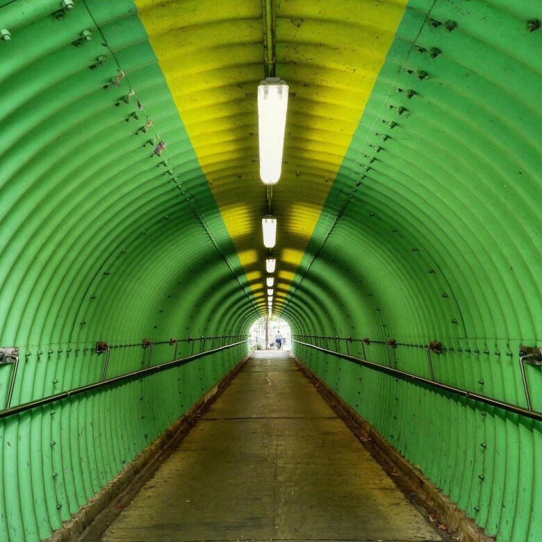 這條行人隧道有「時光隧道」之稱，鄭秀文亦曾在這裡拍攝《八公里》的MV。黃色