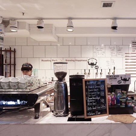 以純白色系為主的Coco Espresso咖啡廳店面並不大，但上班時間的人潮卻絡繹不