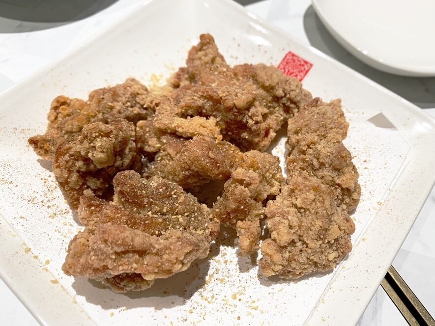鹽酥雞是台灣著名的街頭小食，這裡的是精緻版本。雞件炸得酥脆，而且雞