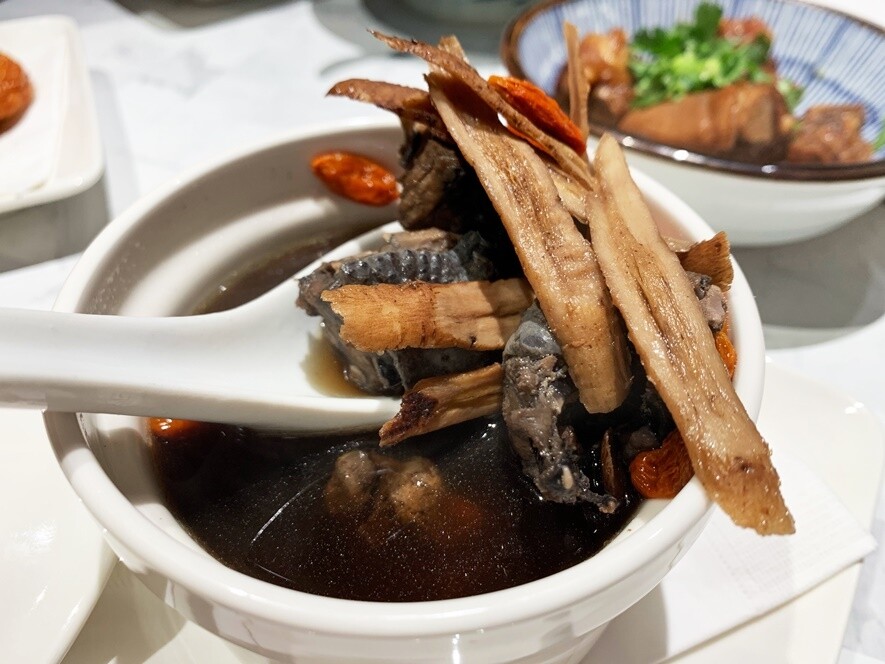 台灣人如廣東人一樣也愛喝湯，煲湯的方法跟我們沒兩樣，但味道卻偏重