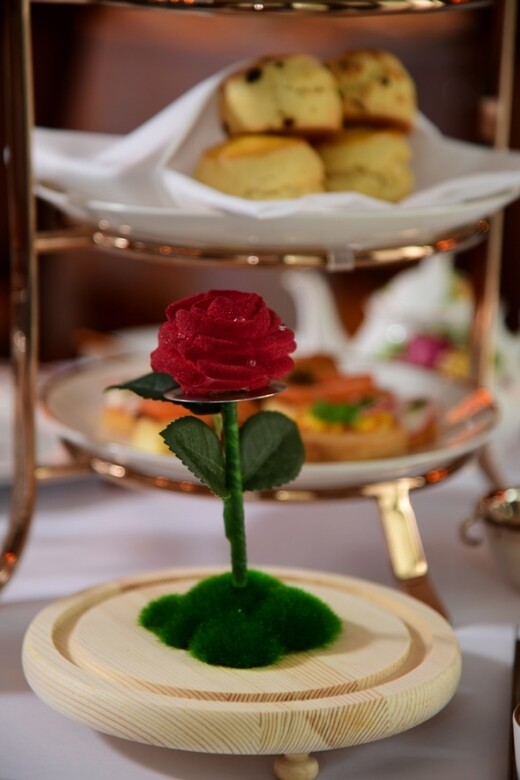 非常吸引眼球的玫瑰花其實是玫瑰、荔枝味蛋糕！上桌時蓋著玻璃罩，打開
