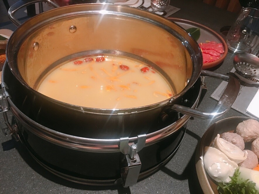 湯底是火鍋的靈魂，餐廳內的七款滋味湯底，包括日式海膽麵豉湯，松茸野