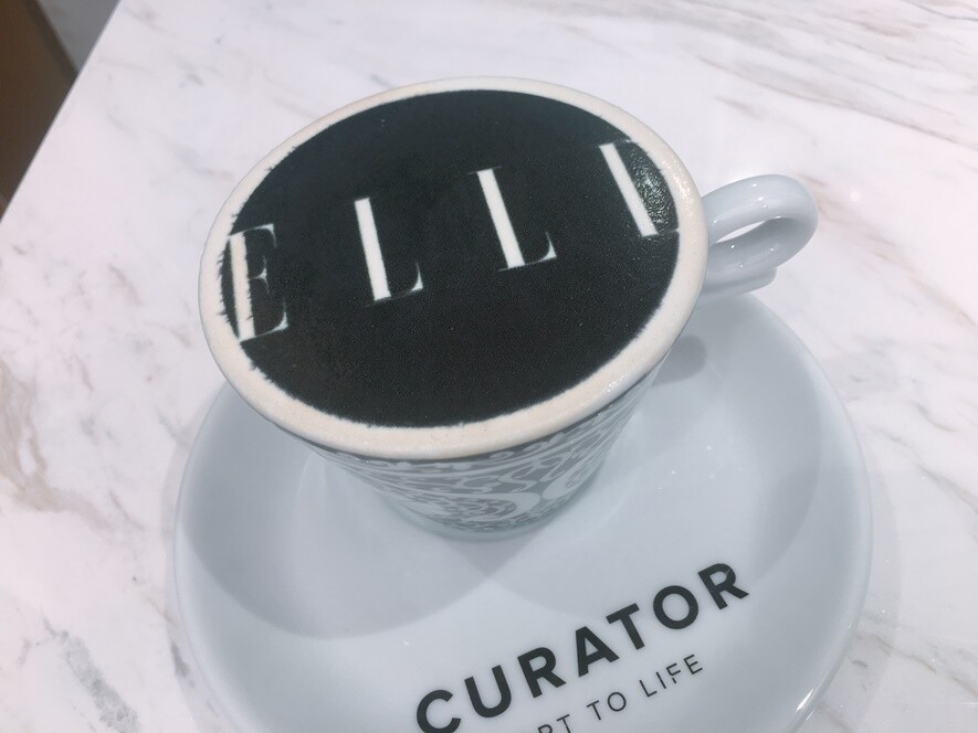 編輯這天就試印了ELLE logo在咖啡上，效果很不錯。