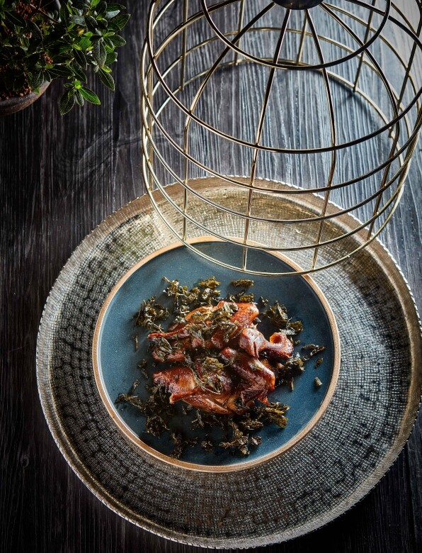 正宗江南名菜，有如以杭州著名龍井茶葉炮製而成的龍井茶皇燻乳鴿，菜