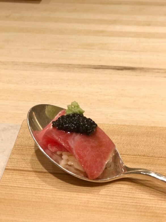 壽司芳Sushiyoshi一週年期間限定的Omakase菜單共提供18道料理，由Chef Hiroki 香港團隊主