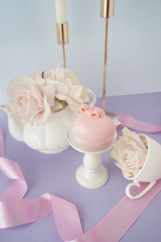 小巧精細的粉紅心形設計蛋糕，充滿情人節氣氛；以士多啤梨、百香果慕絲