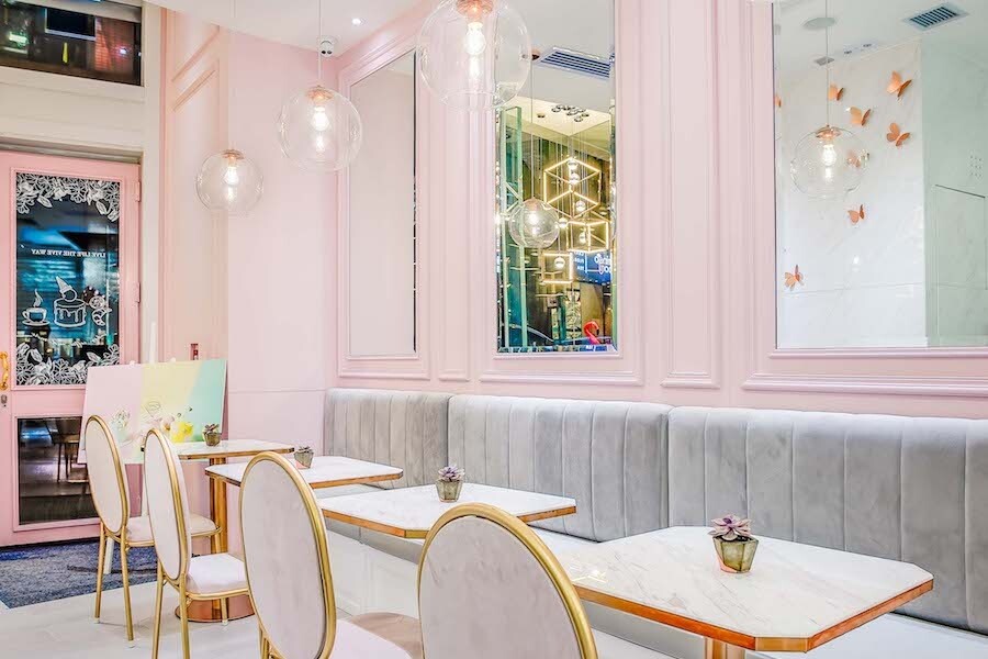 甜點店設有18個雅座，裝潢以粉紅色為主調，與品牌的夢幻外型蛋糕風格