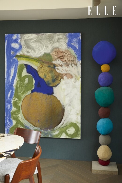 飯廳的一邊掛上藝術家George Condo的抽象畫，另一角就有英國雕塑家Annie Morris最為