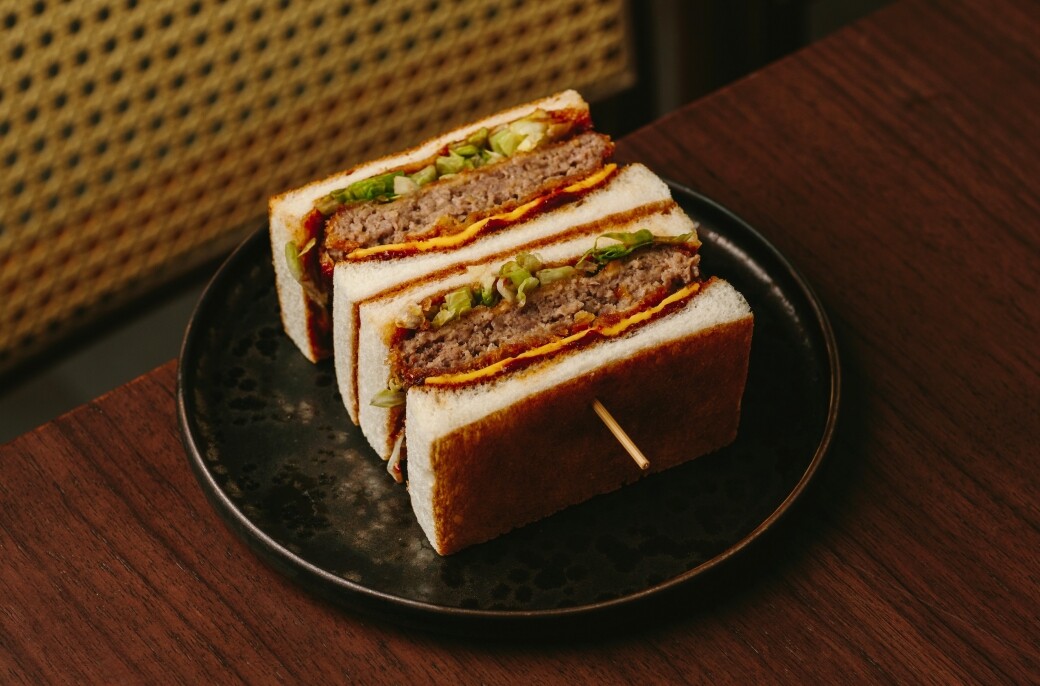 吉列免治和牛三文治 Wagyu Mince Katsu Sando（HK$168）以金黃香脆的多士夾著加入煙肉油