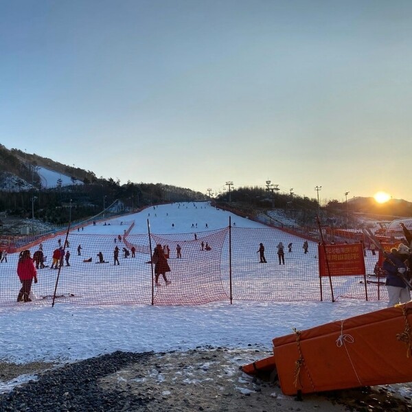 設有專為滑雪板玩家及家庭滑雪遊客特別準備的6條滑雪道