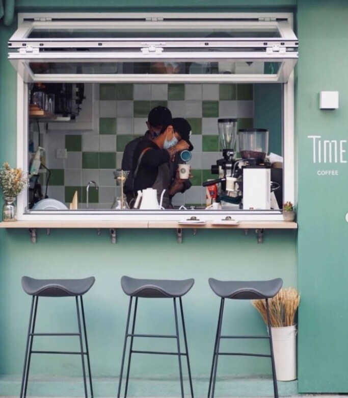 在葵芳的小社區中，有一間看起來有點格格不入的咖啡店「Time Coffee」，小文青風