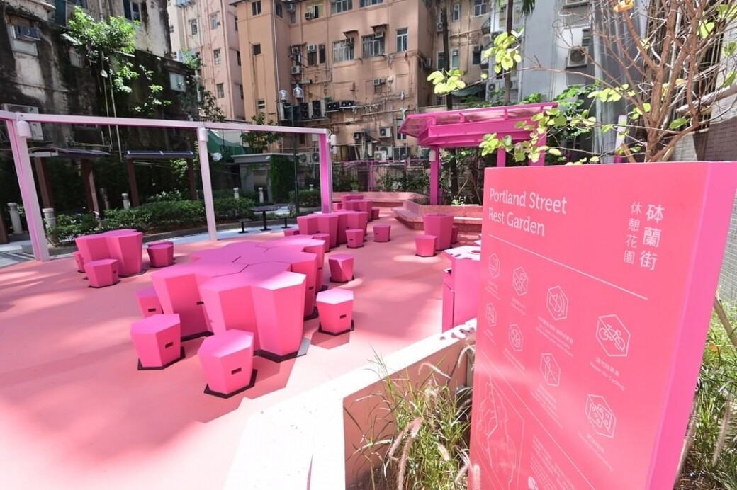 近期香港也出現了被人笑說抄襲《魷魚遊戲》場景的設計，就是全粉紅色的
