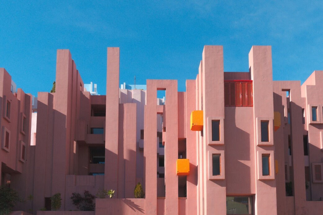 位於西班牙Calpe的La Muralla Roja是由當地建築大師Ricardo Bofill所設計，建於1973年，本身為