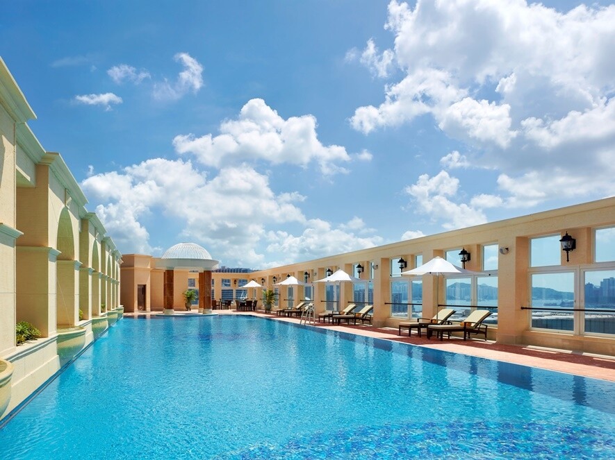 帝苑酒店的地中海式泳池Sky Pool位於天台，泳客可以在無遮擋的環境下遠