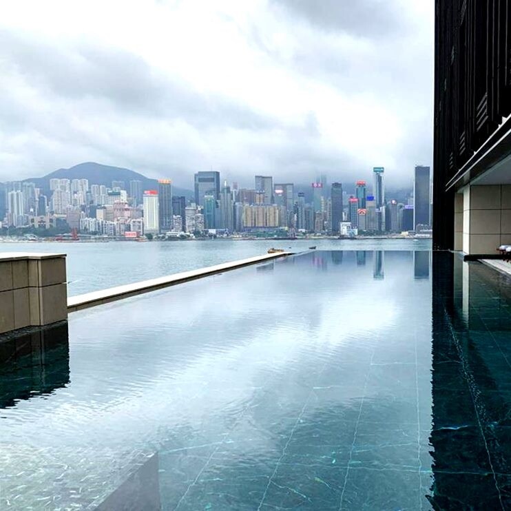 剛剛開幕一個月的香港瑰麗酒店其泳池當然也是全新狀態，這裏的室外