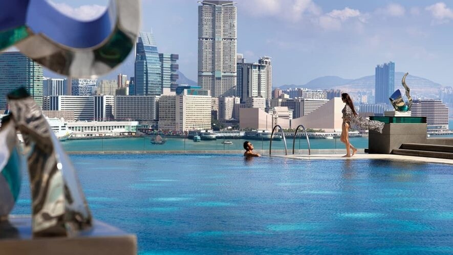 香港四季酒店的泳池同為Infinity Pool，在黃昏或者晚上暢泳可以鮑覽尖沙咀方