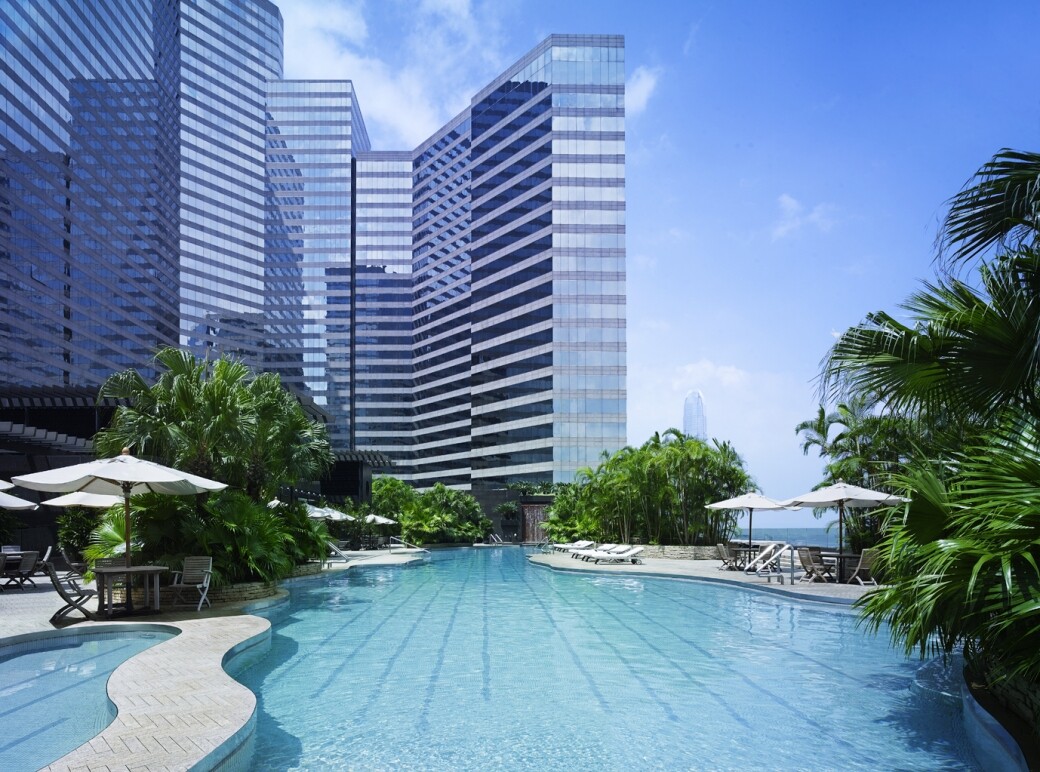 雖然不是香港最高，但位於十一樓的香港君悅酒店泳池也算是位處高樓