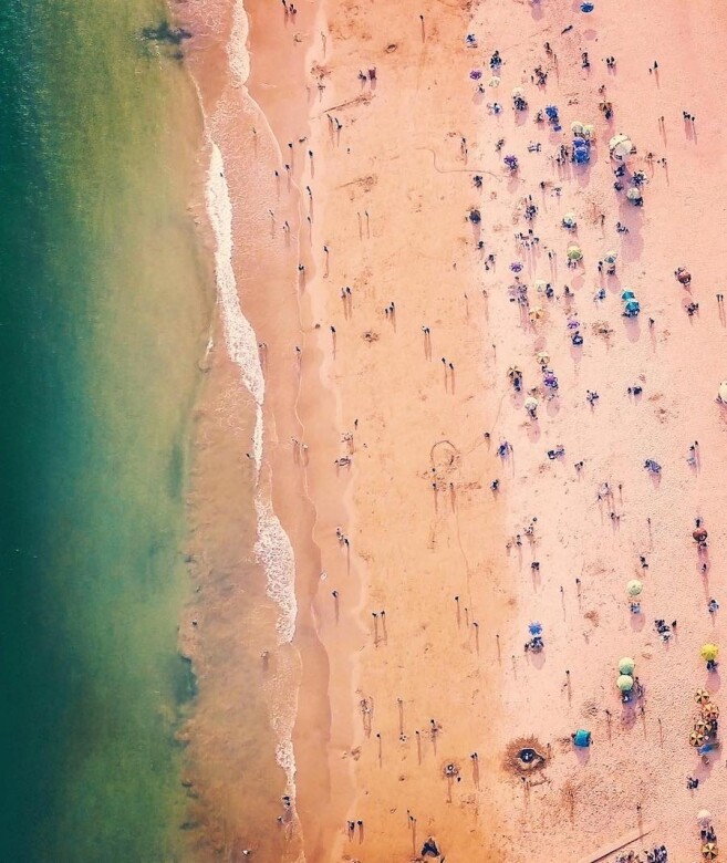 石澳泳灘最吸引人之處，除了一到假日那些五顏六色的太陽傘之外，就一
