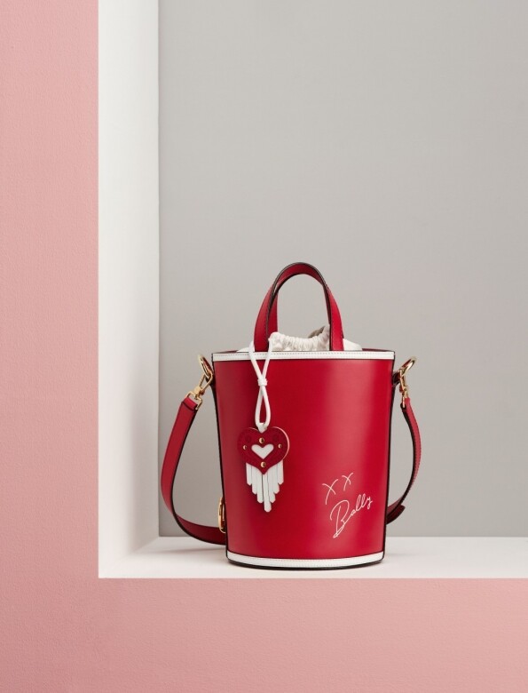 Chlea水桶袋採用對比強烈的白色皮革襯裡，飾以Swiss Heart皮革吊飾。