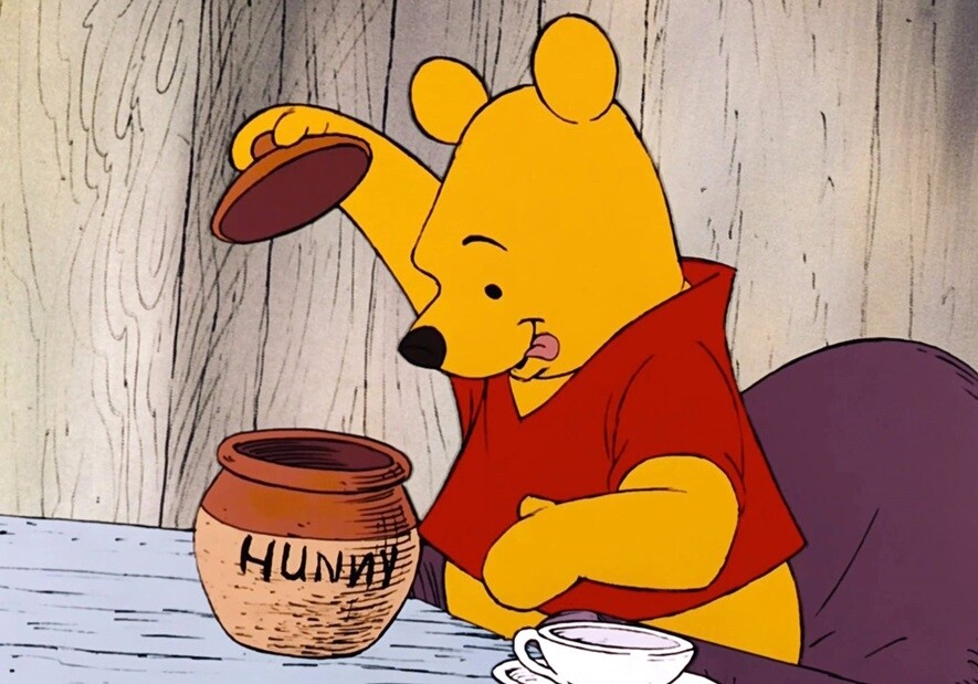 故事中的維尼確實常常吃蜜糖，真實的黑熊原來也吃煉奶，還吃得津津有
