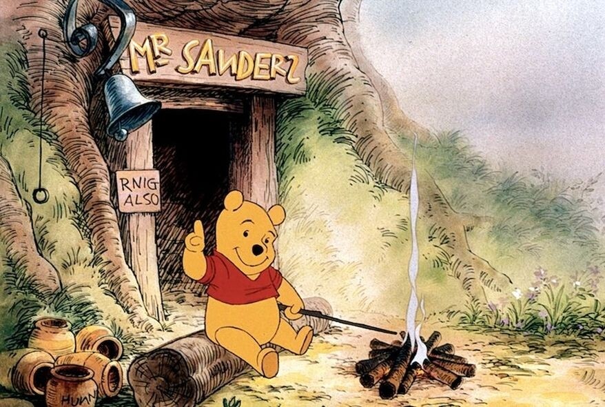 看過Winnie the Pooh動畫的你，都會發現維尼的家門框上寫著「Mr. Sanders」，這明明是維尼
