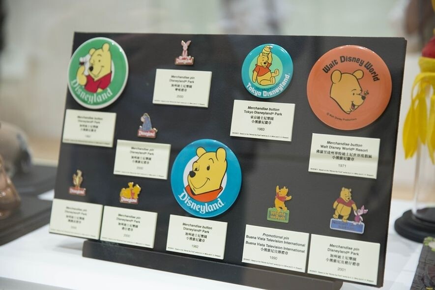 除了草圖，還有Winnie the Pooh的玩具和故事書展品。