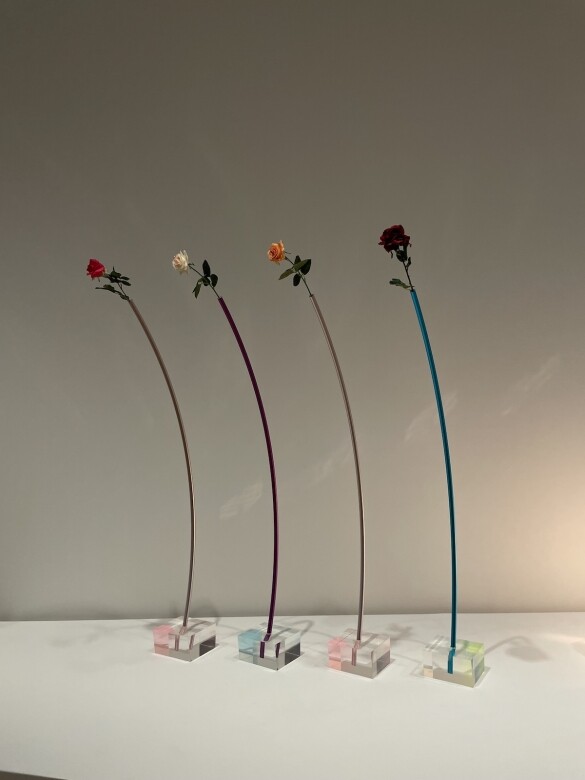 由日本設計師倉俁史朗設計的這組花瓶，以亞加力及陽極氧化鋁材製成