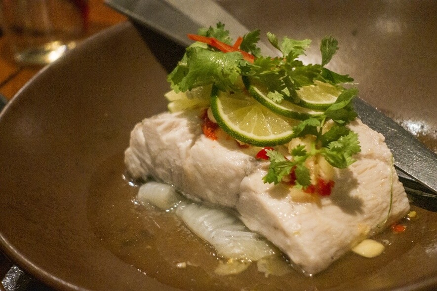 Pla Nueng Manao : Steamed sea bass fillet with lime-chili sauce （清蒸海鱸魚)清蒸更能品嚐到魚的鮮美！
