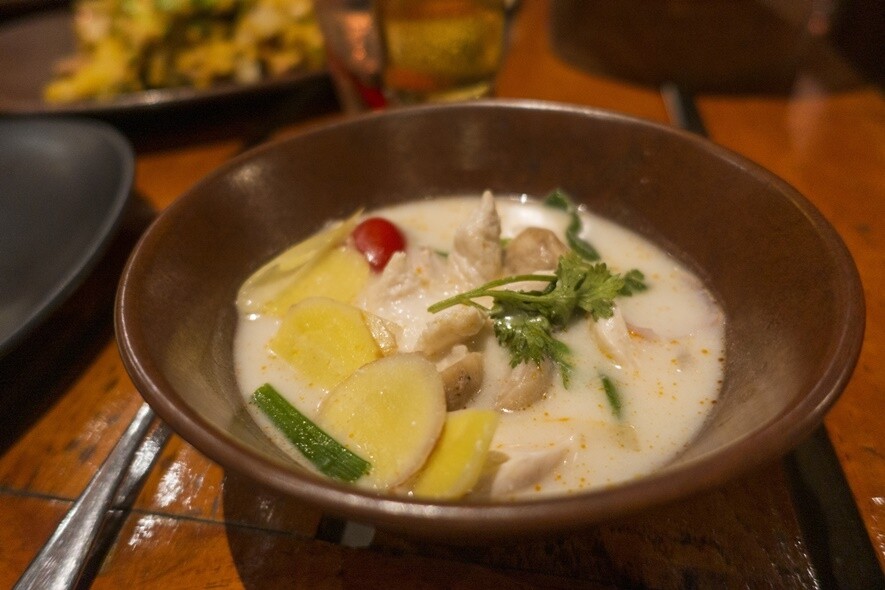 Tom Kha Gai : Chicken in coconut milk soup with galangal, kaffir lime leaves, lemongrass and coriander (雞肉椰奶湯)去泰國都一定會喝冬