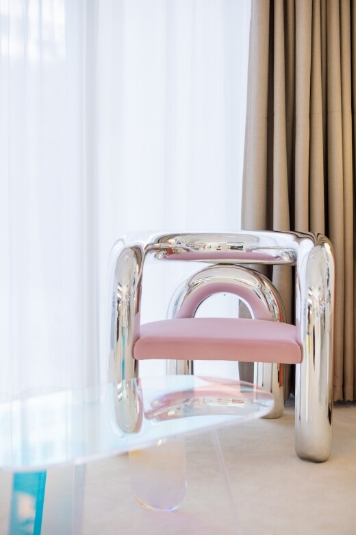 MOTD 的品牌主色為粉紅、湖水藍、銀及白色。不論是備餐架、餐桌、餐椅及在場擺