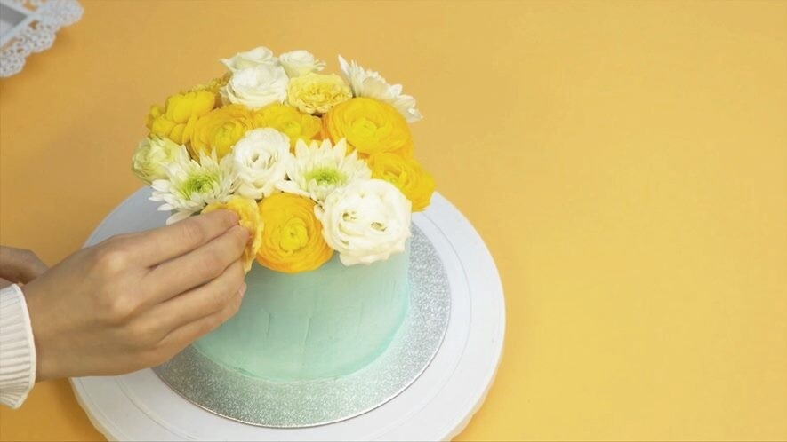 發揮你的天才！將鮮花插滿蛋糕作裝飾便完成！