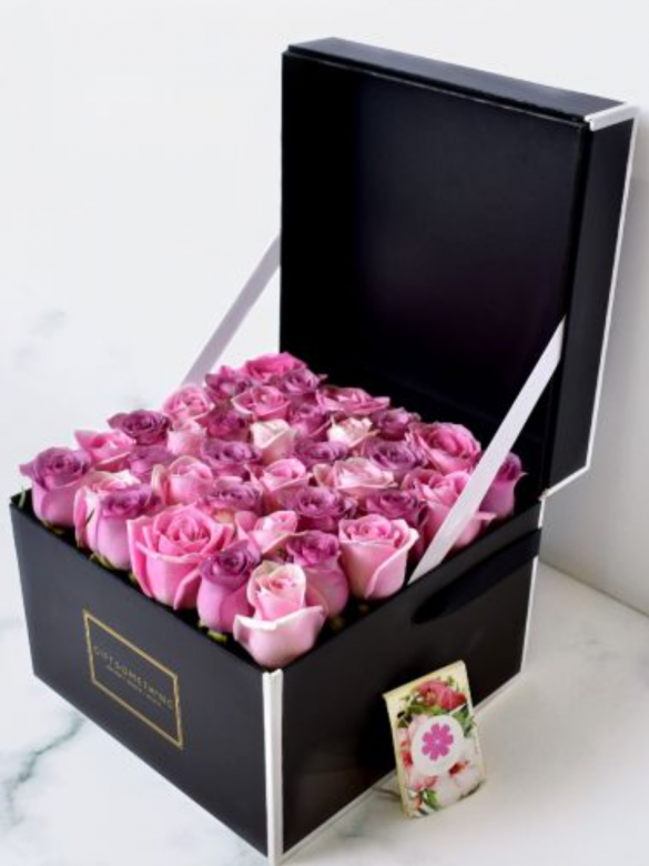 粉紫玫瑰這個配搭既高貴又時尚，花盒大小有標準（9 - 12 枝玫瑰）或大型（36
