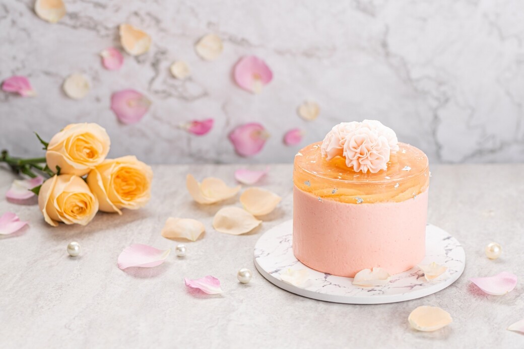 母親節限定的「桃の花見」白桃燕窩蛋糕，選用香甜多汁的日本白桃與滋潤