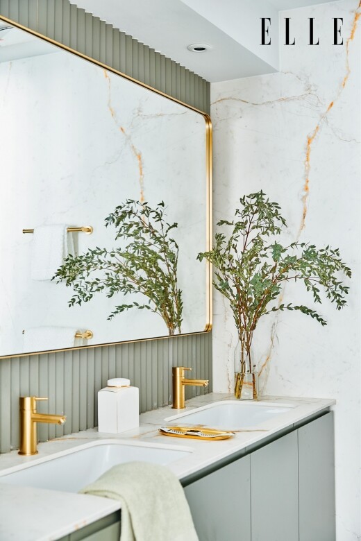 套房中的浴室同樣選用苔綠色，以便連接整個空間。浴室加入Buster + Punch的黃銅