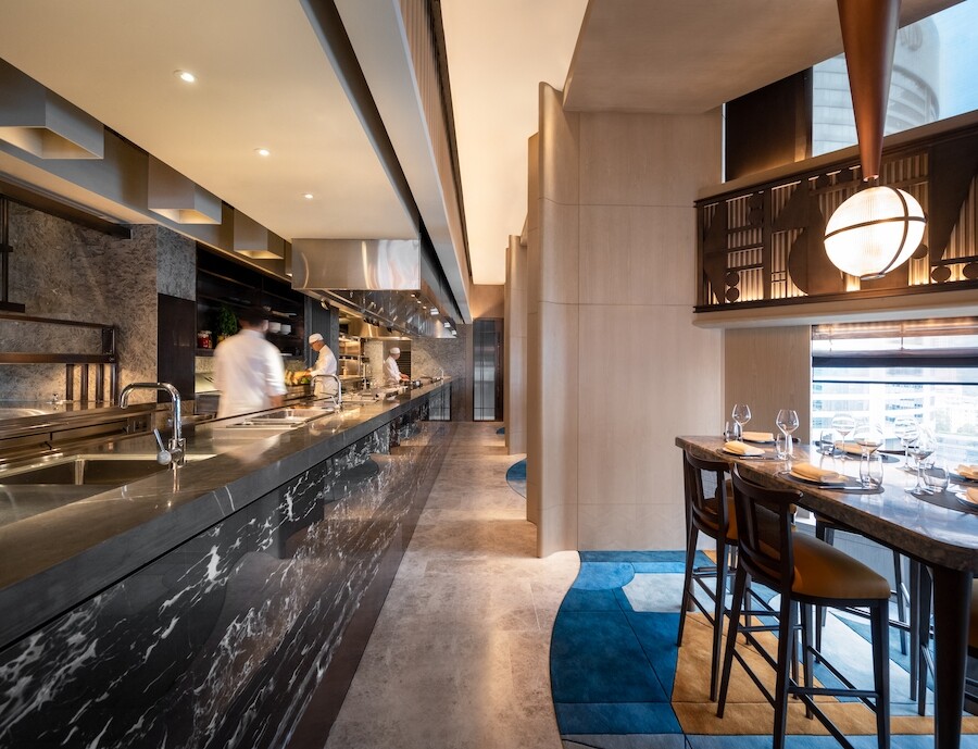 三個半私人用餐區毗連主用餐區，升高的餐桌採用意大利Azul Montelli雲石枱面